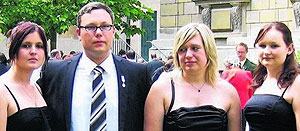 Dominik Kunert mit den drei geretteten Frauen